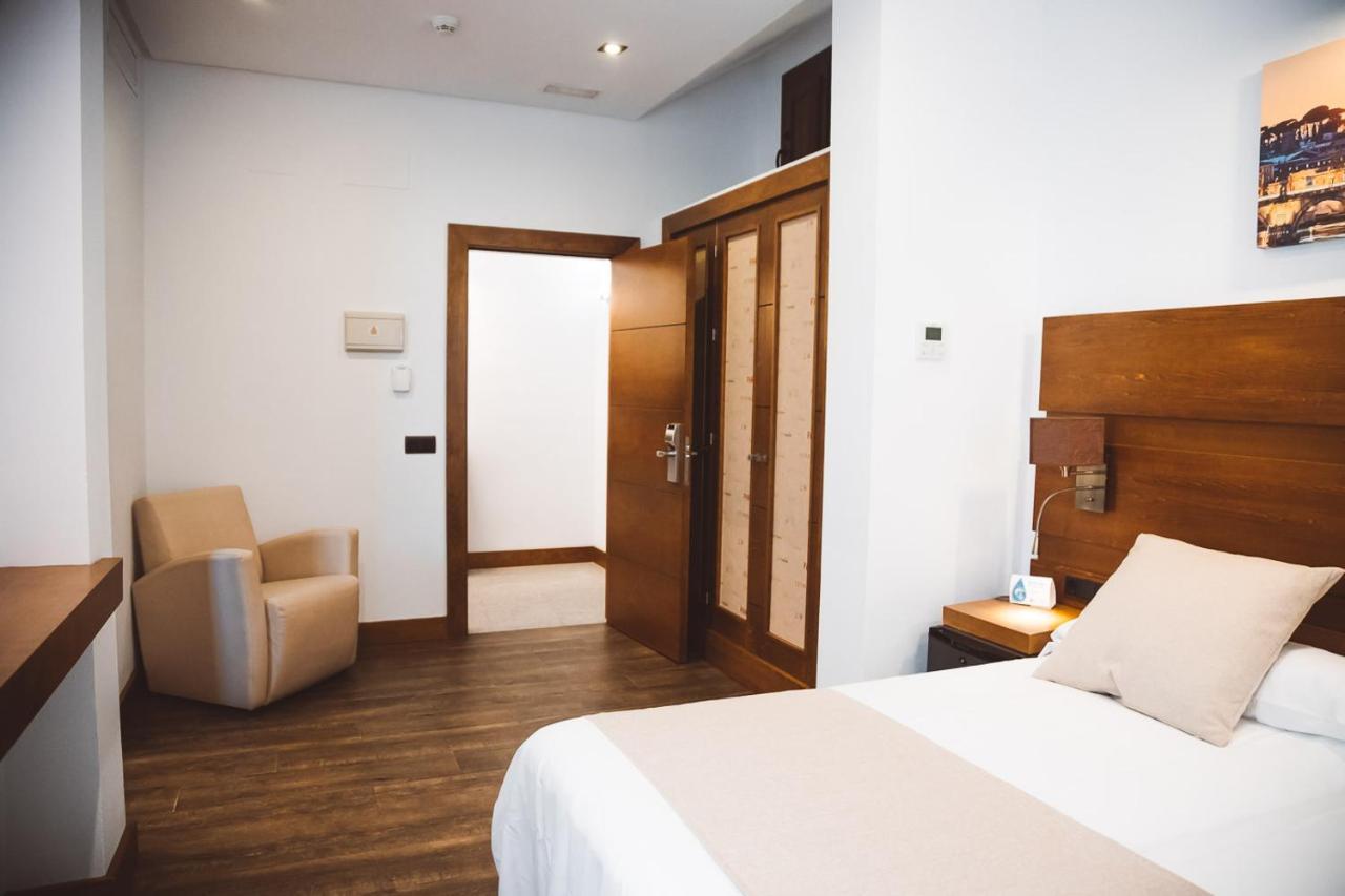 Ferreira Hostal Boutique โกนิล เด ลาฟรอนเตรา ภายนอก รูปภาพ